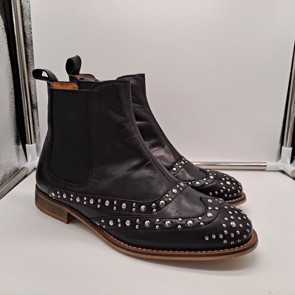 TBA black leather chelsea Wingtip Studded boots 7M